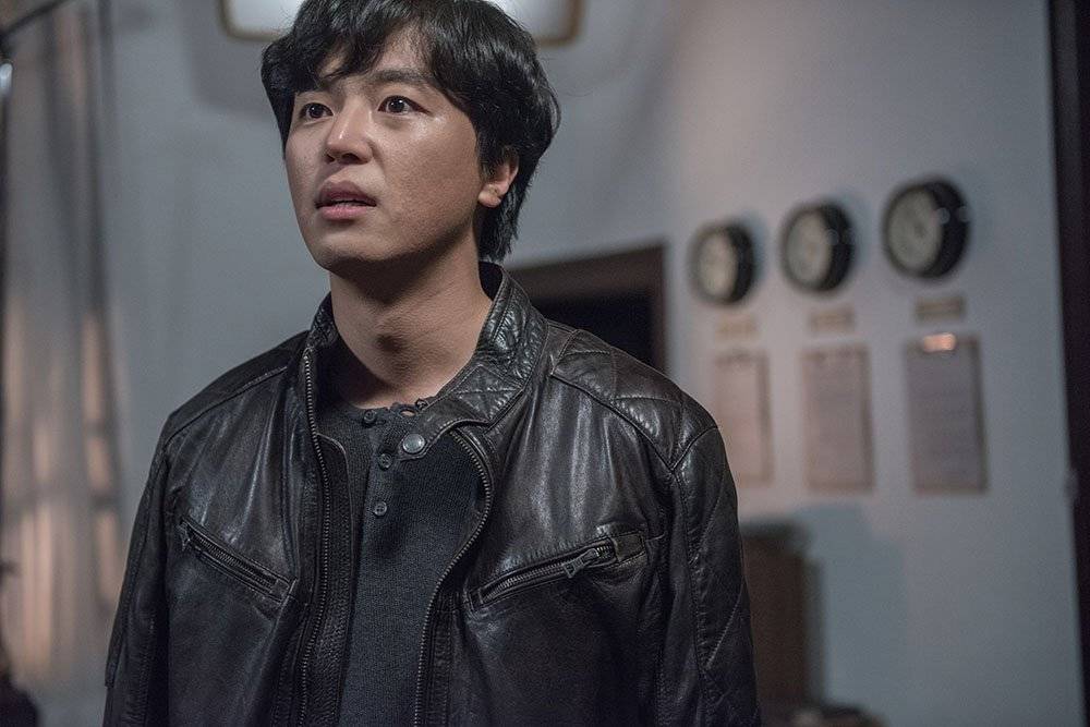 [Photos] Yeon Woo-jin Is Focused in Newest Stills Added for 'Unfinished ...