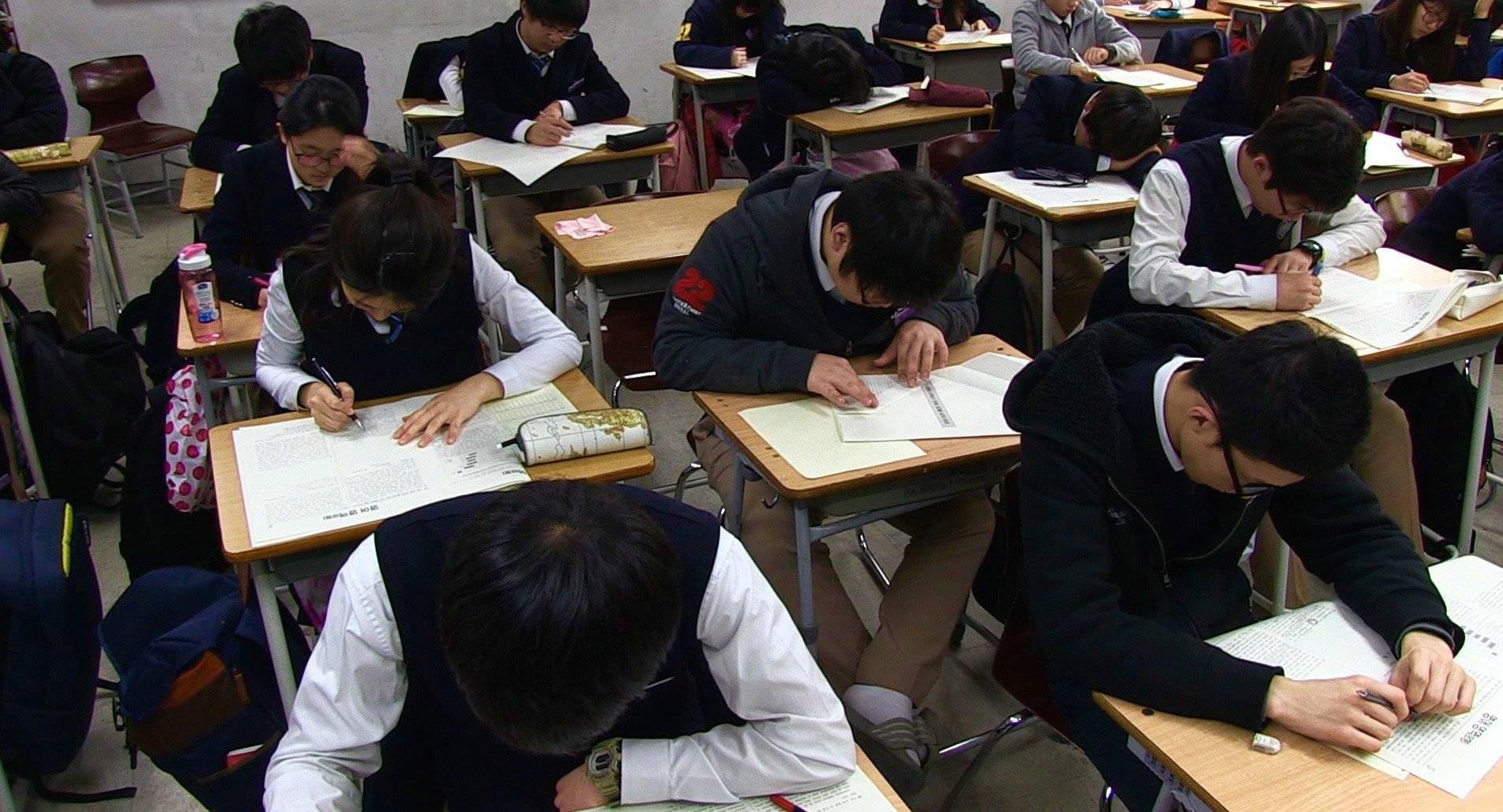 Korean teachers. Южная Корея школа. Корейские студенты. Экзамен в Корее Сунын. Сунын в Южной Корее вариант математика.