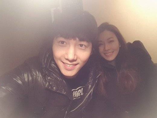 Lee Sang-woo and Kim So-yeon take a picture after the family meeting ...