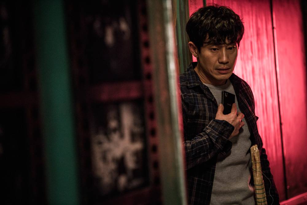 Photos] Shin Ha-kyun and Do Kyung-soo creep around in newest stills for ' Room No.7' @ HanCinema