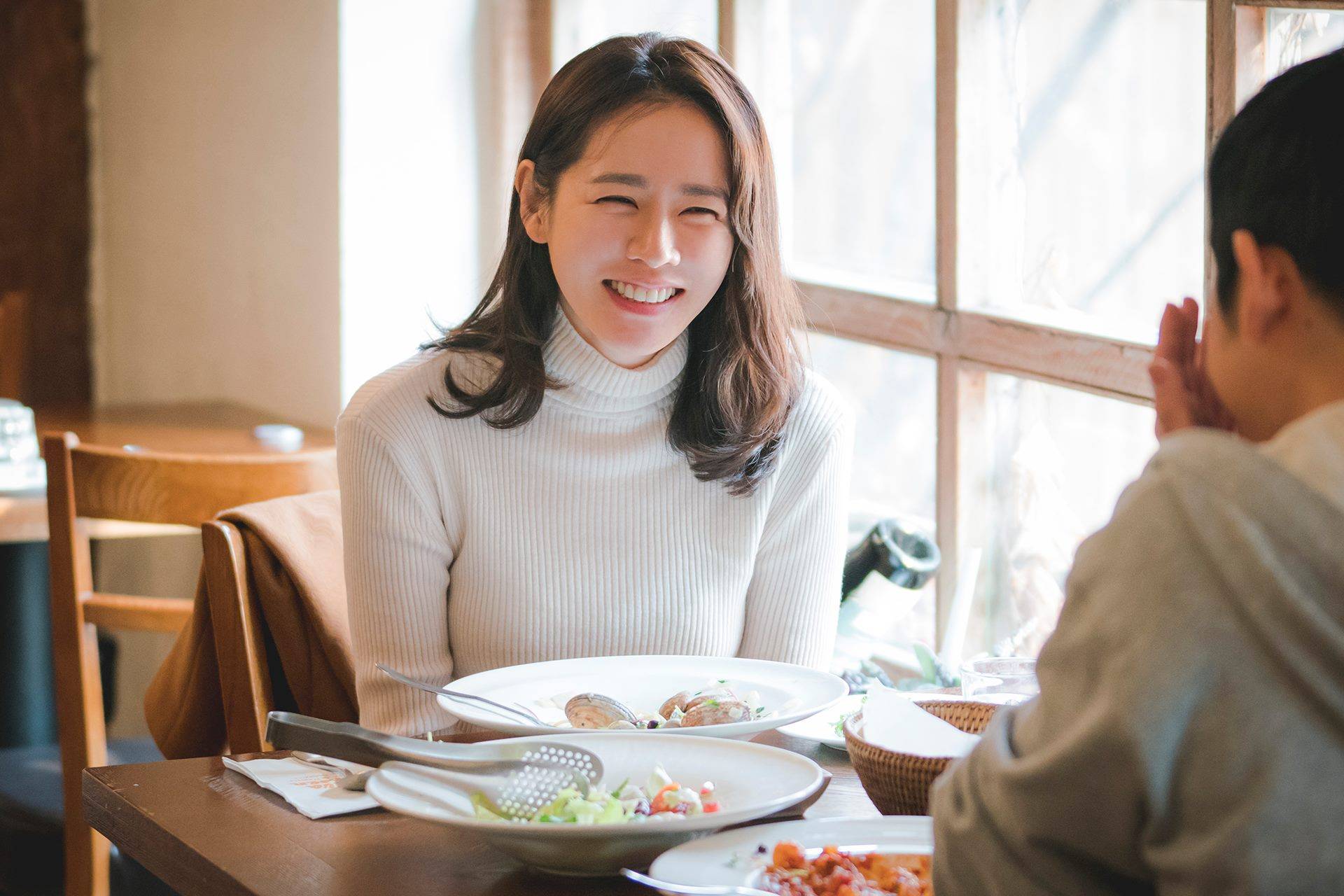 Photos] Noona Charmer Jung Hae-in Gazes Dreamily at Son Ye-jin in Newest  Stills for 'Pretty Sister Who Buys Me Food' @ HanCinema