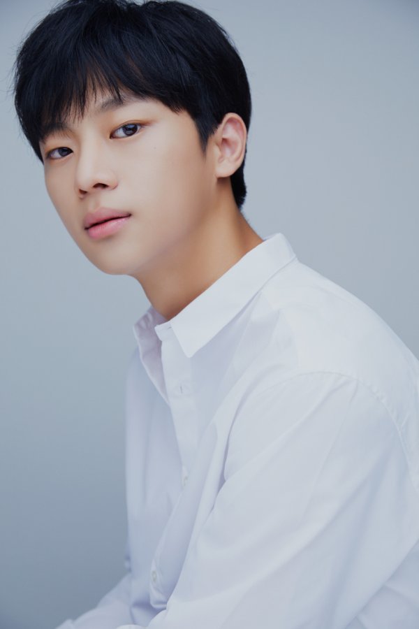 Rookie Actor Lee  Shin  young  Cast for Crash Landing on You 