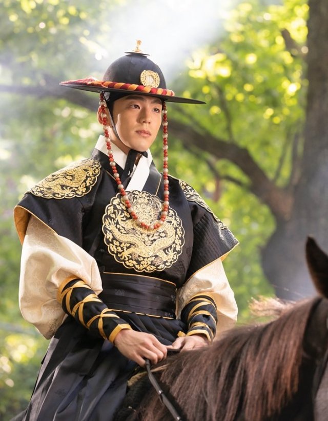 [Photos] New Stills Added for the Korean Drama "Queen Love and War