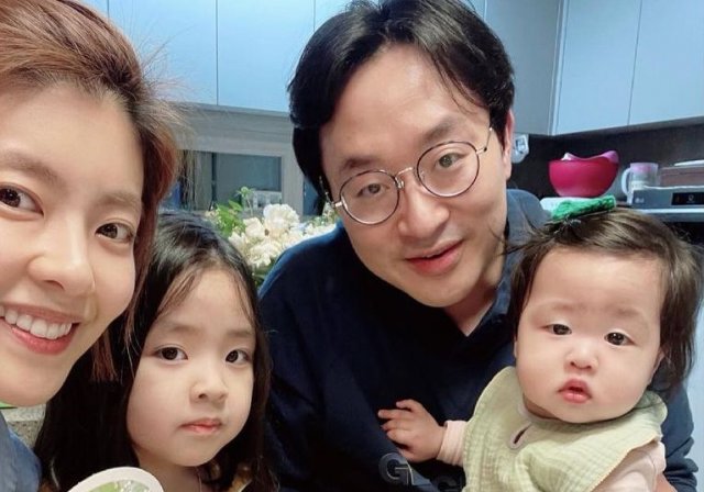 Lee Yoon-ji and her Family @ HanCinema