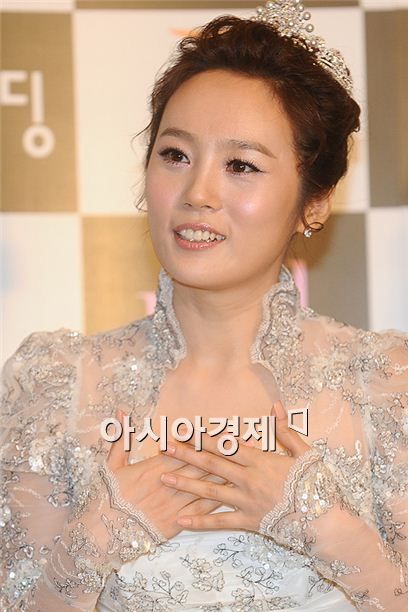 Lee Soo-young says people avoiding her bouquet @ HanCinema
