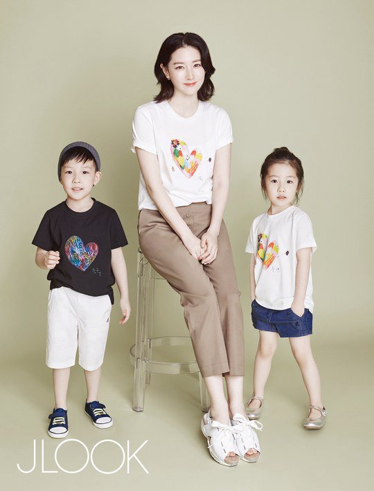 Photos] Lee Young-ae's charity photo shoot with the twins @ HanCinema