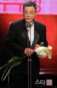 Kang Seok-woo